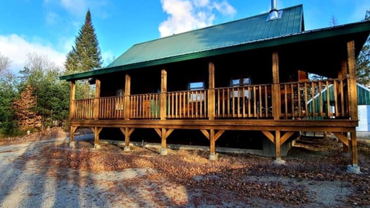 Stratton Cabin | Luxury 3-bedroom Maine Log Cabin Retreat