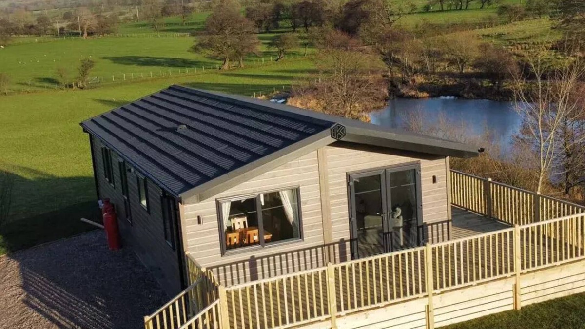 Fence Cabin | Luxury 3 bedroom, pet-friendly lodge on the side of a beautiful fishing lake.