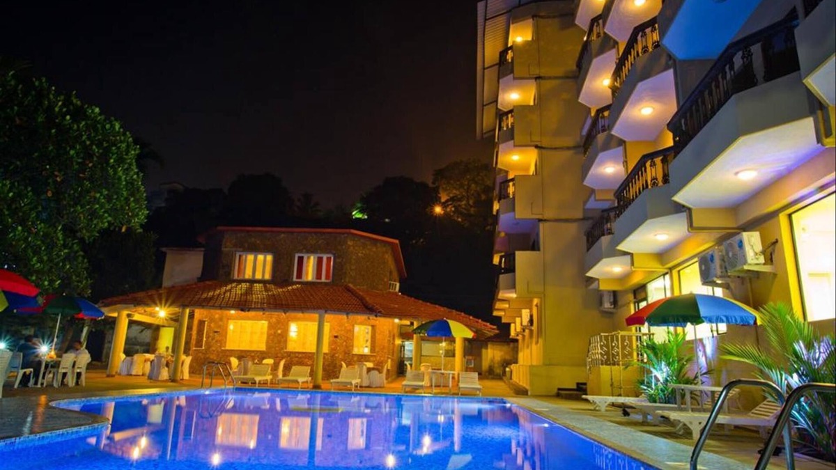 Vainguinim Villa | Luxury 3 Bedroom villa near the beach with large balcony for barbecue's.
