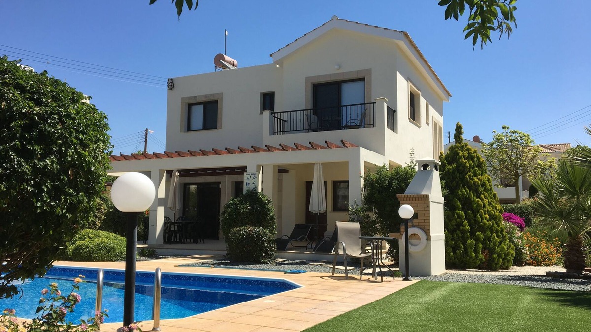 Kouklia Villa | Luxury 3 bedroom villa, private heated pool, beautiful gardens, Winter lets