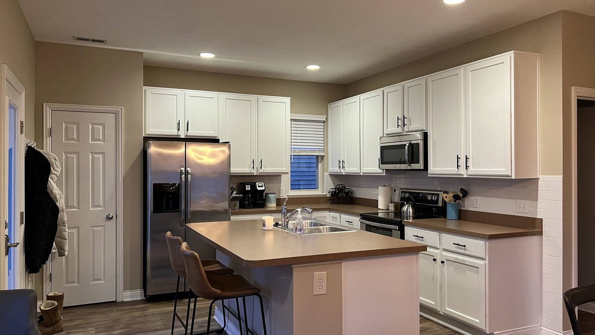 Grove City House | LUXURY 3 BEDROOM W/PRIVAT OFFICE!