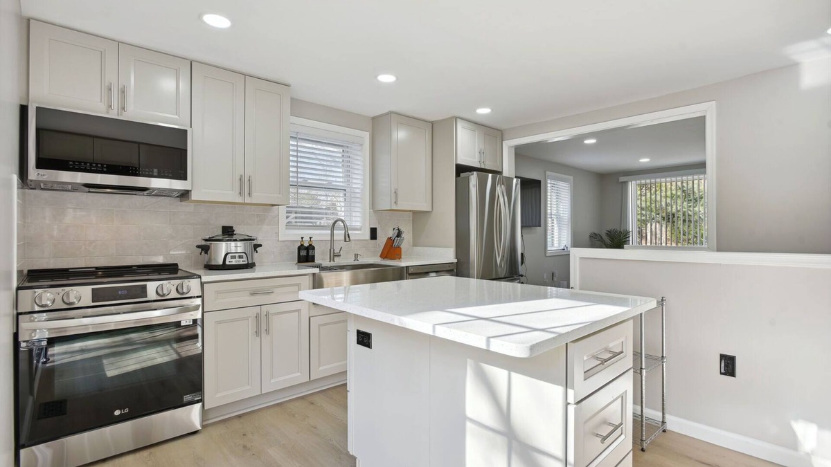 Lakeview House | Luxury 3 BR Single Family Home - Half Acre Fenced lot, Backed to woods