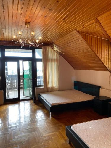 Csatarka Villa | Luxury 3 BR Vila in a forest 10min drive from city center