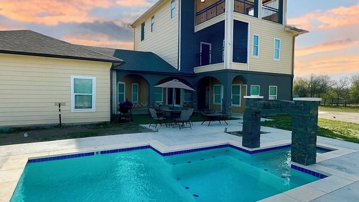 Red Rock House | Luxury 3-Story Escape Private Pool 8BR Retreat
