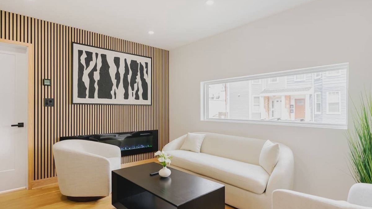 Central-Maverick Square - Paris Street Apartment | Luxury 3BD Short Walk to Airport