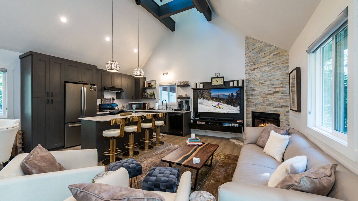 Chamberlands House | Luxury 3bed 2bath ~High-End Finishes ~King Suite