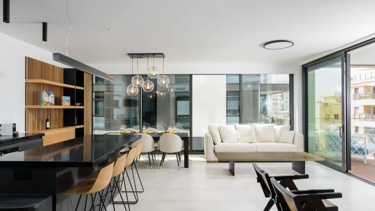 Kerem HaTeimanim Apartment | Luxury 3BR at Geula Beach by HolyGuest