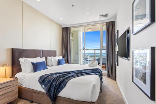 Auckland Central Business District Apartment | Luxury 3BR Quay West with Views and Parking
