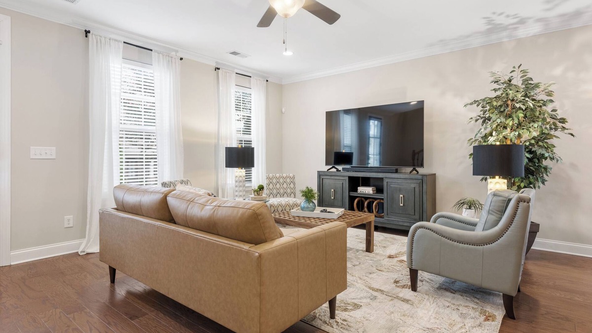 Hendersonville House | Luxury 3BR Retreat w/Full Kitchen, Laundry, WIFI, TV, Parking nr Hendersonville