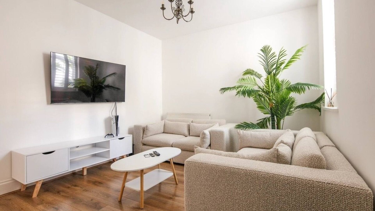 Woolwich House | Luxury 3BR | Sleeps 8 | Pool Table + PS5 | Near O2
