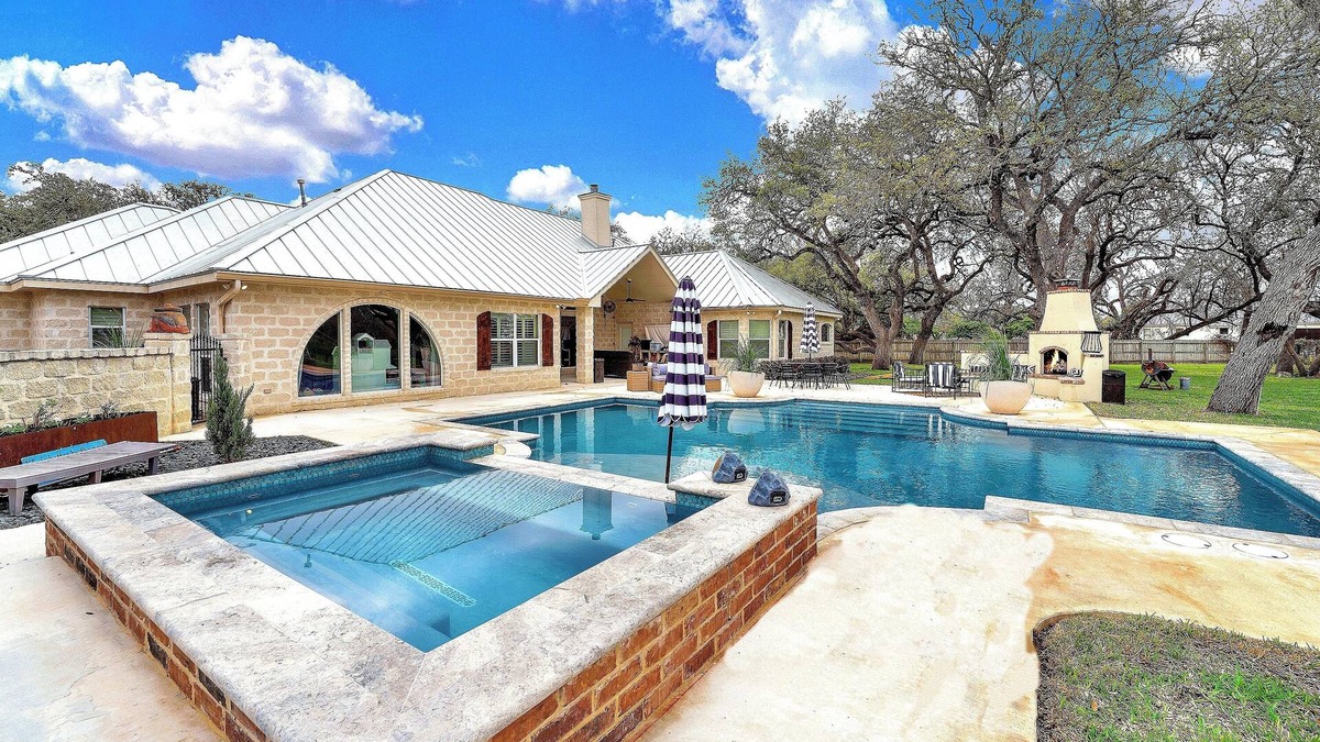Hondo House | Luxury 4/3.5 estate with WOW backyard in the heart of Hondo TX- hunting country!