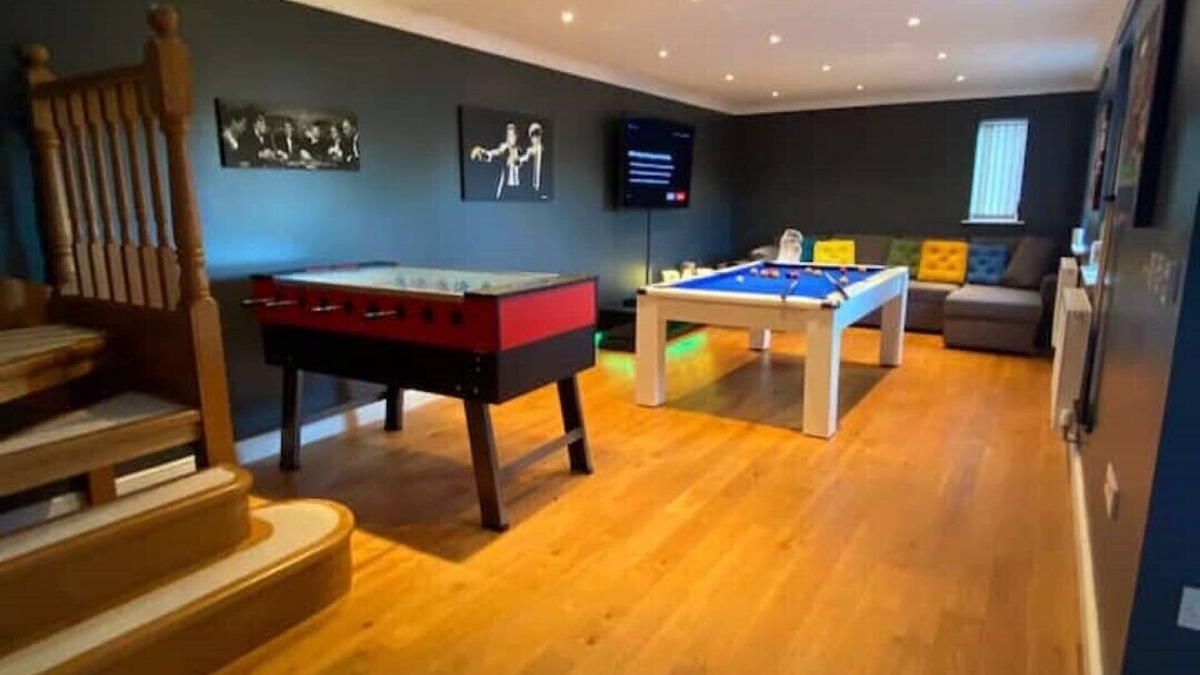 Newtown House | Luxury 4-5 Bed Home with Games Room and Balcony