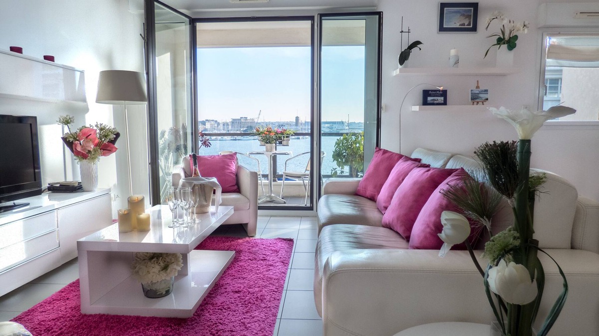Courtoisville-Sillon-Moka Apartment | Luxury 4* apartment with closed garage and pond view 50m from the Sillon beach