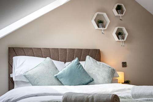 Horley House | Luxury 4 Bed home for Groups and Families - Driveway-Garden-Gatwick Horley