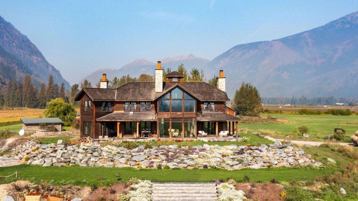 Pemberton Meadows House | Luxury 4-bed house on 135 acre farm in stunning Pemberton Meadows