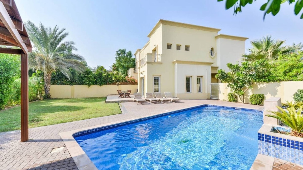 Springs 7 Villa | Luxury 4 Bed Villa | Private Pool | Lake View | Only 10 mins from Dubai Marina