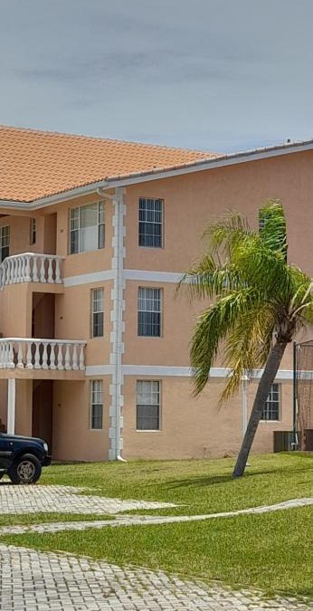 Bahamia West Apartment | Luxury 4 bedroom 2 1/2 bath Condo with pool