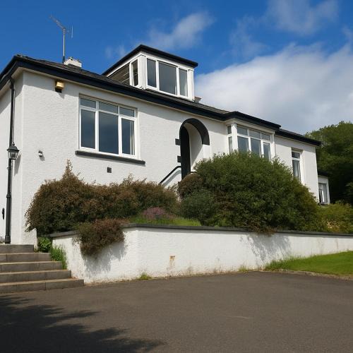 Blackburn Villa | Luxury 4-Bedroom 2 Bathroom Private Vila
