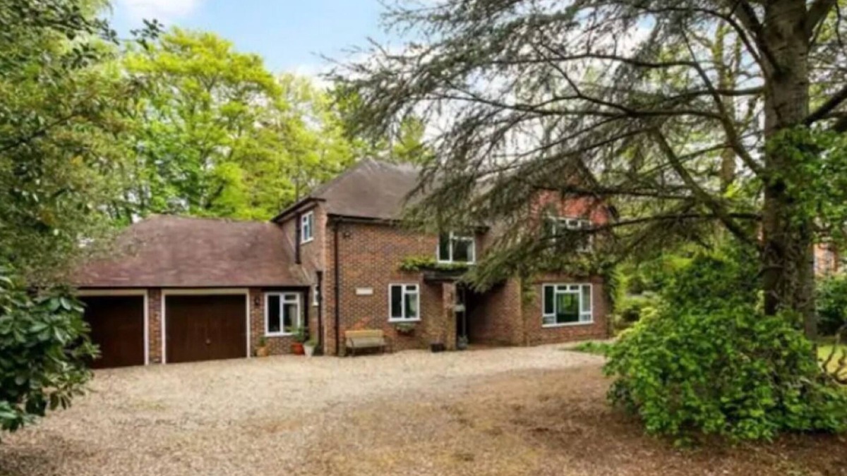 Fleet House | Luxury 4 bedroom 3 bath, 3 min walk to Fleet, Hampshire centre. Country walks.