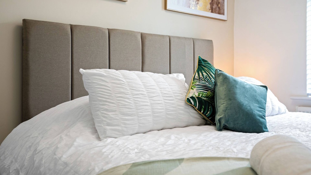 Horley House | Luxury 4 Bedroom,3 Bathroom House Long term stays Driveway Garden-Gatwick Horley