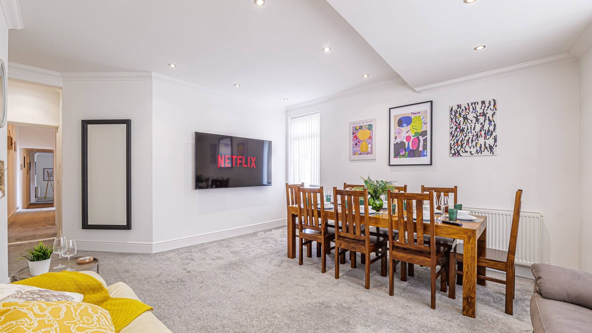 Southsea Apartment | Luxury 4 Bedroom Apartment Southsea - Spacious & Free Parking