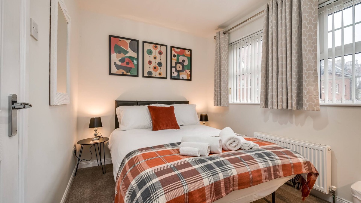 Queens Quarter House | Luxury 4 Bedroom Townhouse