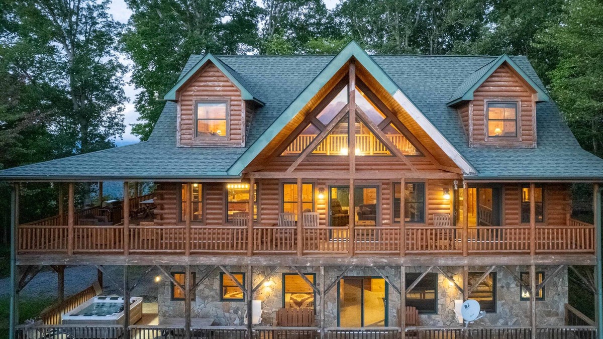 Waynesville House | Luxury 4200 Sqft Log Cabin on 50 Acres Sleeps 16