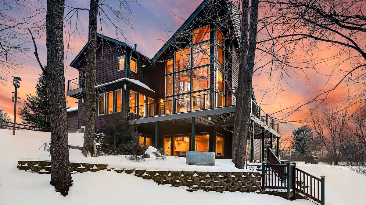 Scandia House | Luxury 4BD/3BA Custom Home-12 Acres - Sauna, Jet Tub, Theater, 3 Gas Fireplaces
