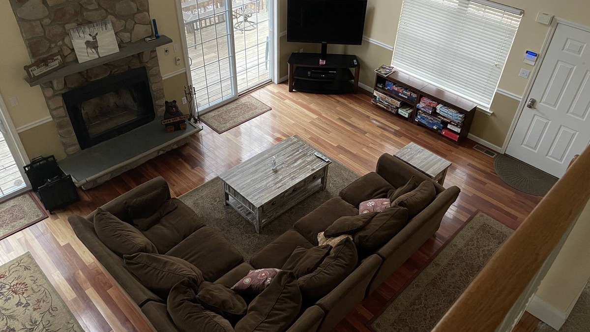Lackawaxen Ski Chalet | Luxury 4BR Chalet-5 Mins. to Pool/Lake/Ski-Game Room in Basement