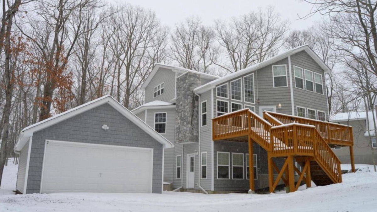 Rowland Ski Chalet | Luxury 4BR Chalet - Walking Distance to Lake and 8 min to Skiing/Lodge