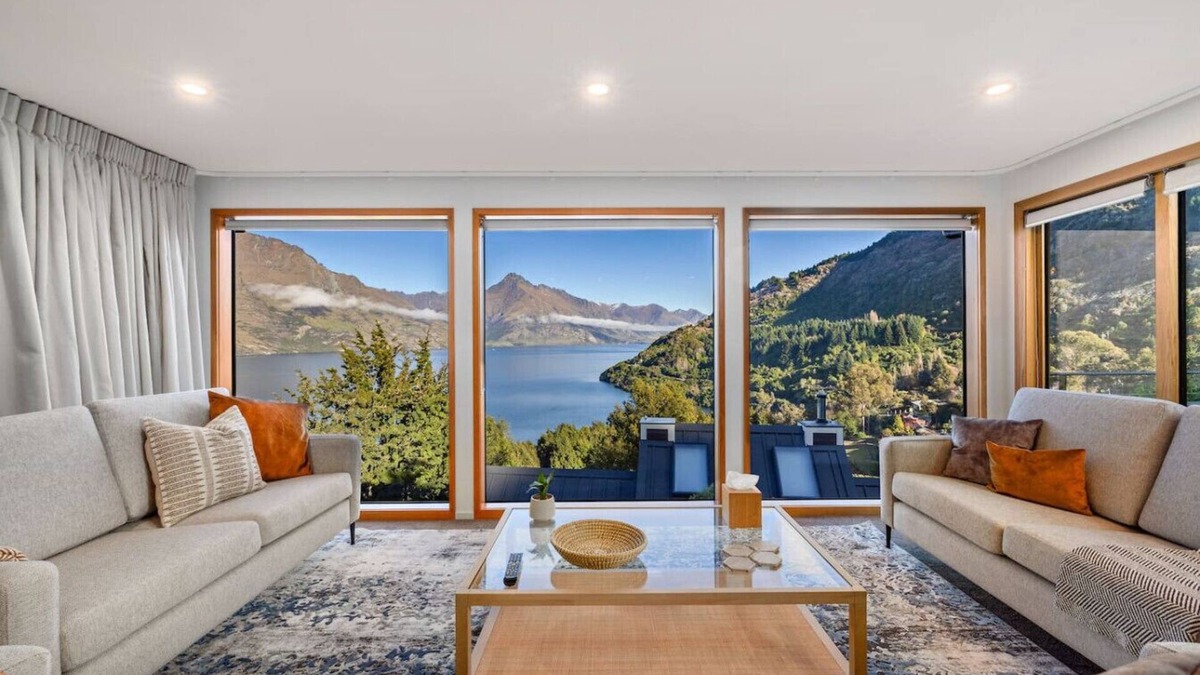 Sunshine Bay House | Luxury 4BR Home - Spa, Views & Pool Table