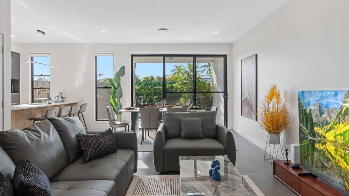 Helensvale House | Luxury 4BR Home w/Pool, Gym & BBQ in Helensvale