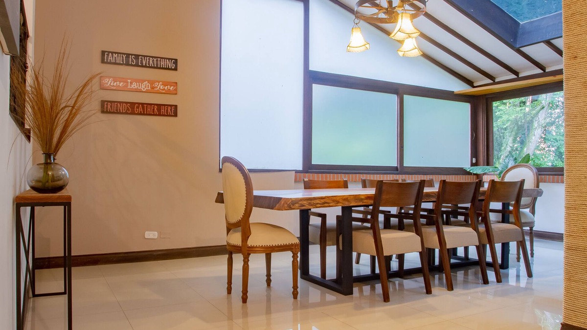 Los Naranjos House | Luxury 4BR house near el Tesoro- 10 min walk