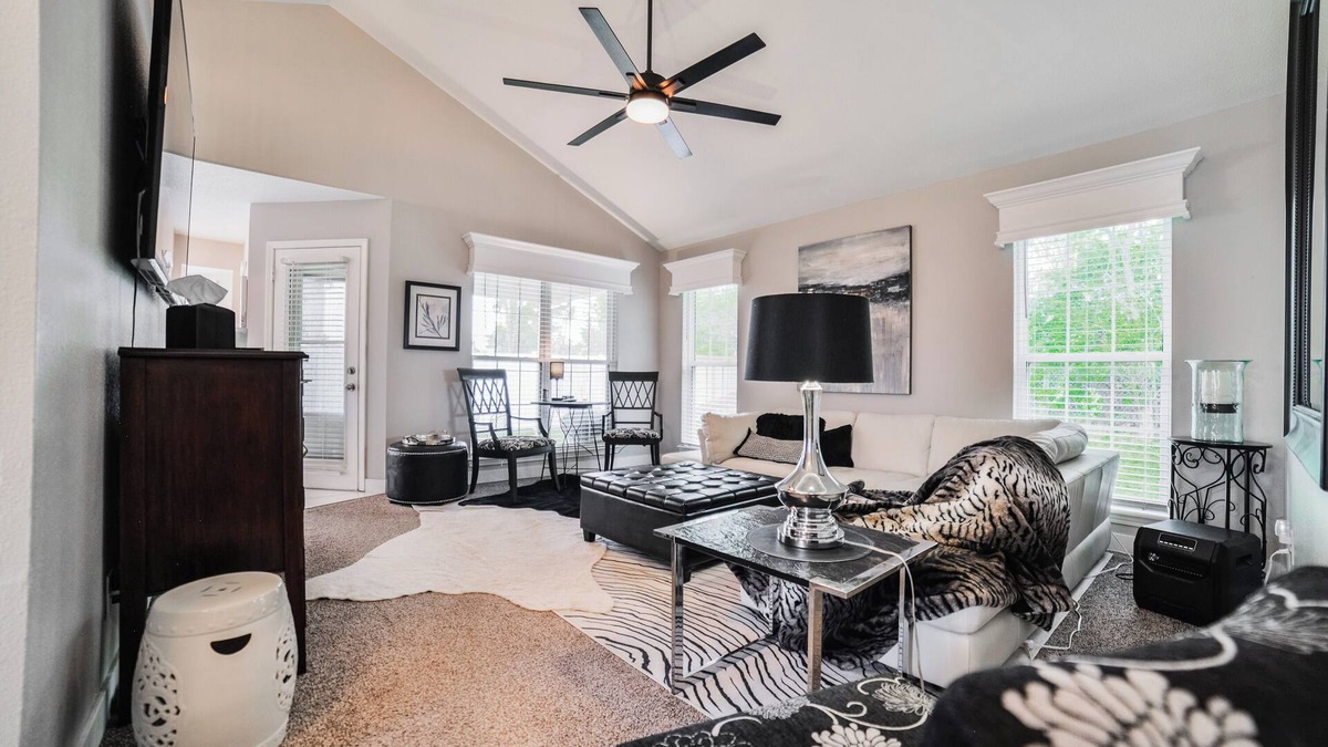 Jackson House | Luxury 4BR w/King Bed | Fast Wi-Fi | Private Yard