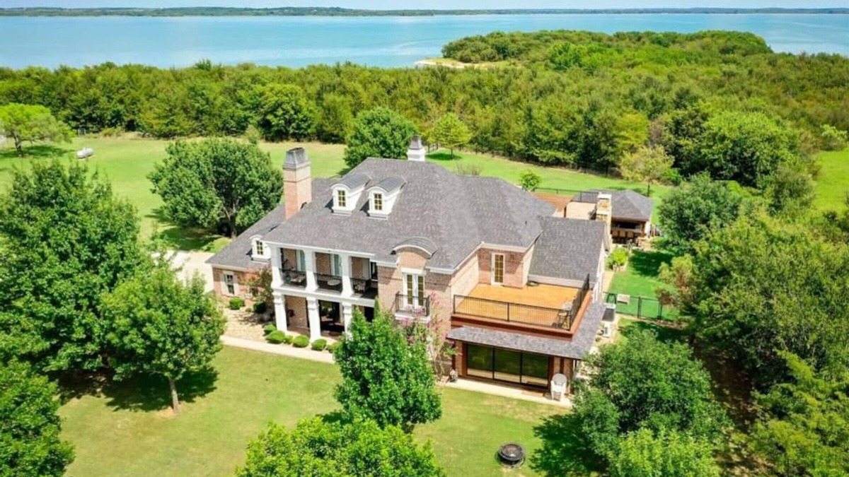 Sanger Villa | Luxury 5 Acre Private Estate on Lake Ray Roberts