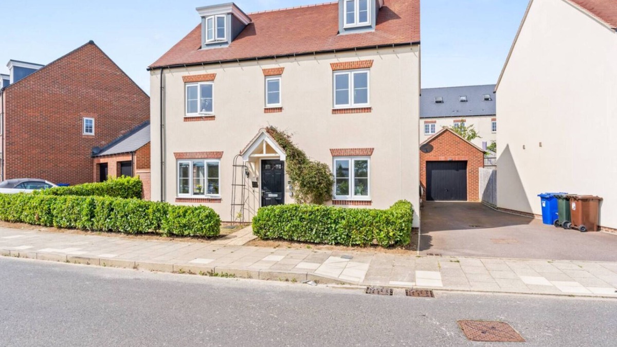 Bicester House | Luxury 5 bed House with Hot-tub near Bicester Village