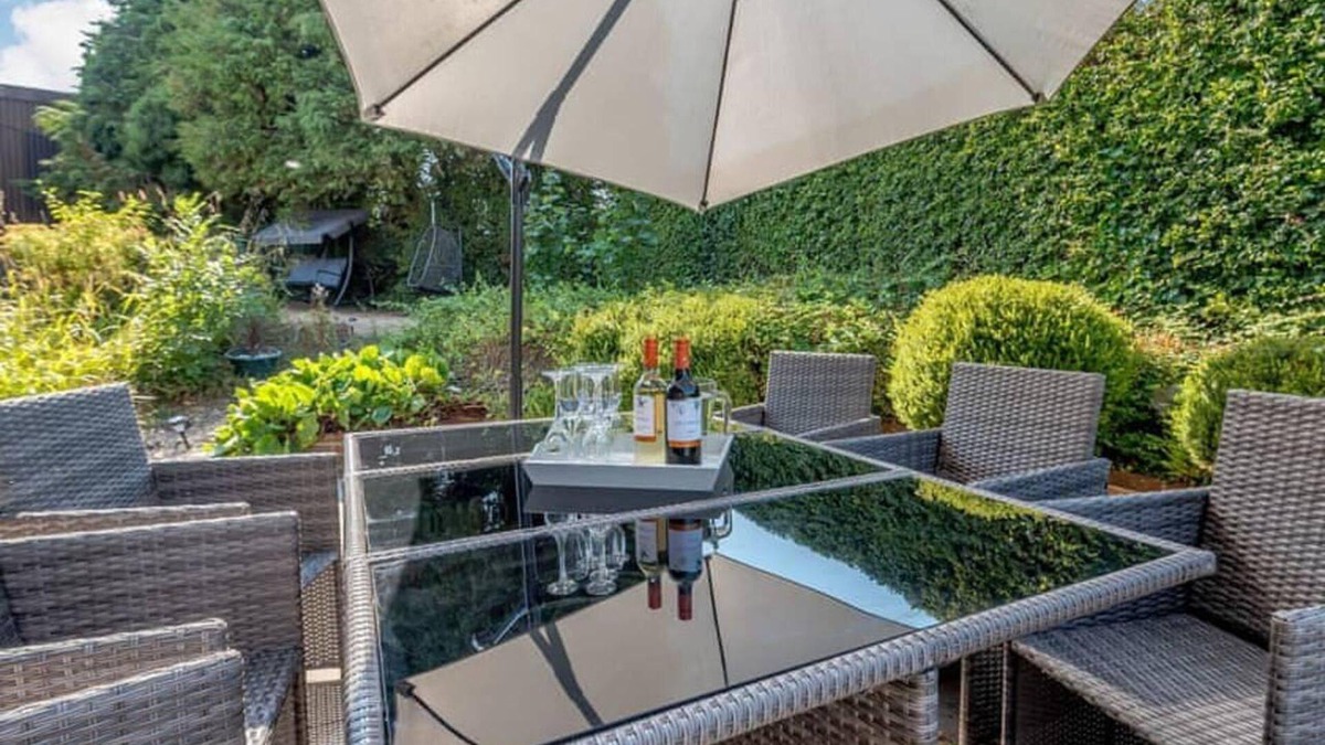 Steyning House | Luxury 5-bed House With Tennis Court & Games Room