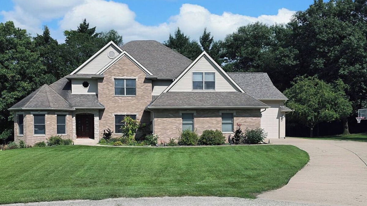 Geneseo House | Luxury 5-bedroom 5000 sq ft house on wooded lot in Geneseo, rec & fitness rooms