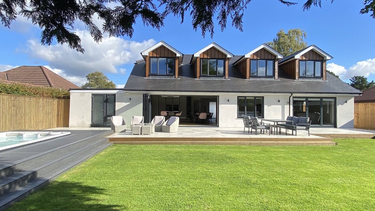 Corfe Mullen House | Luxury 5 Bedroom House - Games Room, Cinema Room & Heated Swim Spa(Pool/Hot Tub)