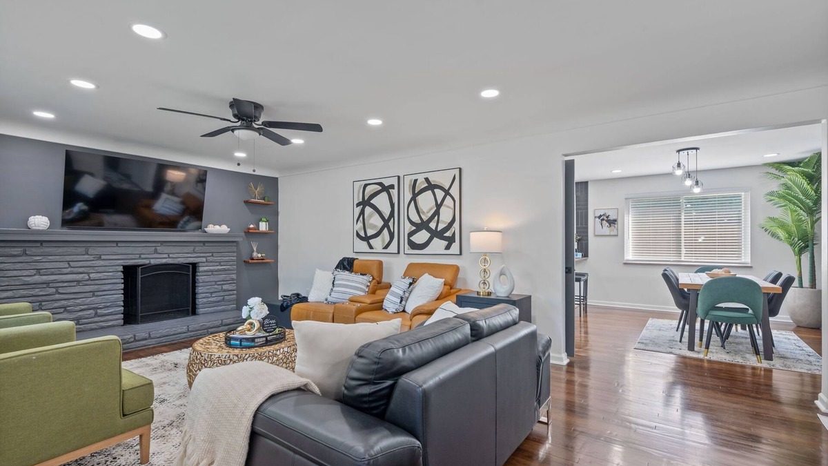 Westwood House | Luxury 5-bedroom House in Charming Cincinnati with Gym, AC, Grill and Smart TVs.