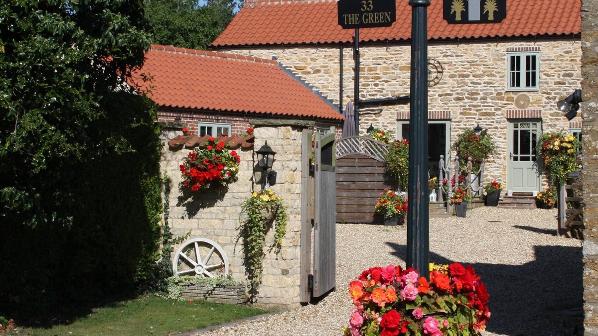 Sturton By Stow House | LUXURY 5* GOLD CONVERTED BARN WITH HOT TUB.TRADITIONAL VILLAGE NORTH OF LINCOLN