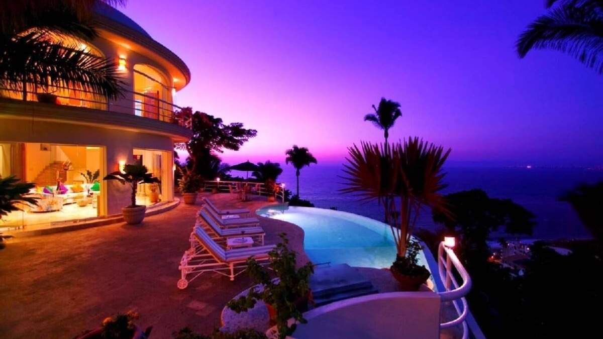 Amapas Villa | LUXURY 5 STAR 7200 SQ FT VILLA WITH PREMIER LOCATION TO BEACH AND TOWN