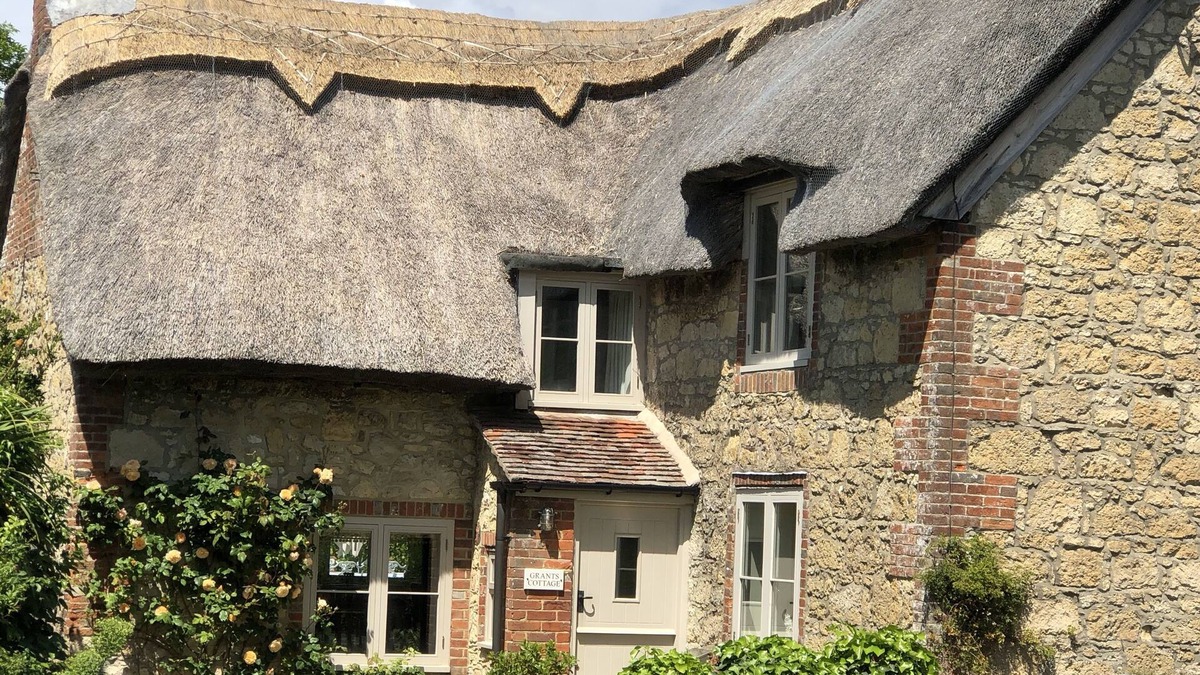 Newport Cottage | Luxury 5 star chocolate box thatched cottage close to west Wight beaches