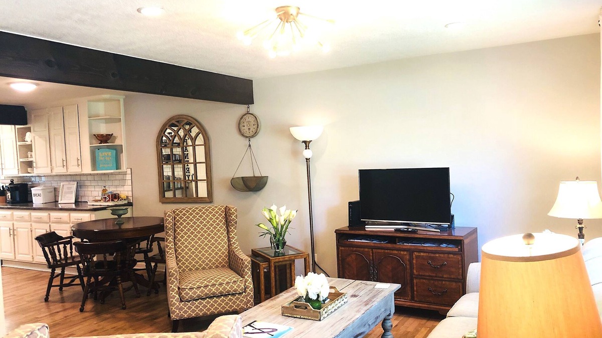 Topeka House | Luxury 5-Star Home ~ Location~Fenced Yard~Families~Couples~King Bed
