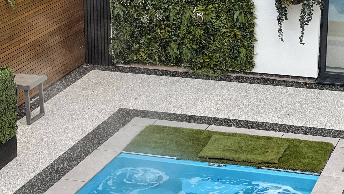 Widnes House | Luxury 5 star house in Cheshire with heated swimming pool and outdoor bar