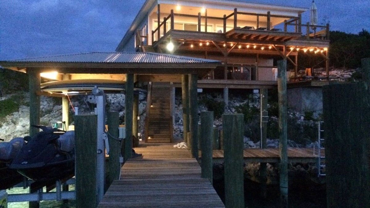 Staniel Cay House | Luxury 5BR,4 Bath. Oceanfront Home with dock in Staniel Cay