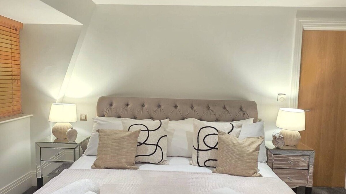 Hendon House | Luxury 5BR/4BR Garden/Cinema/Gym
