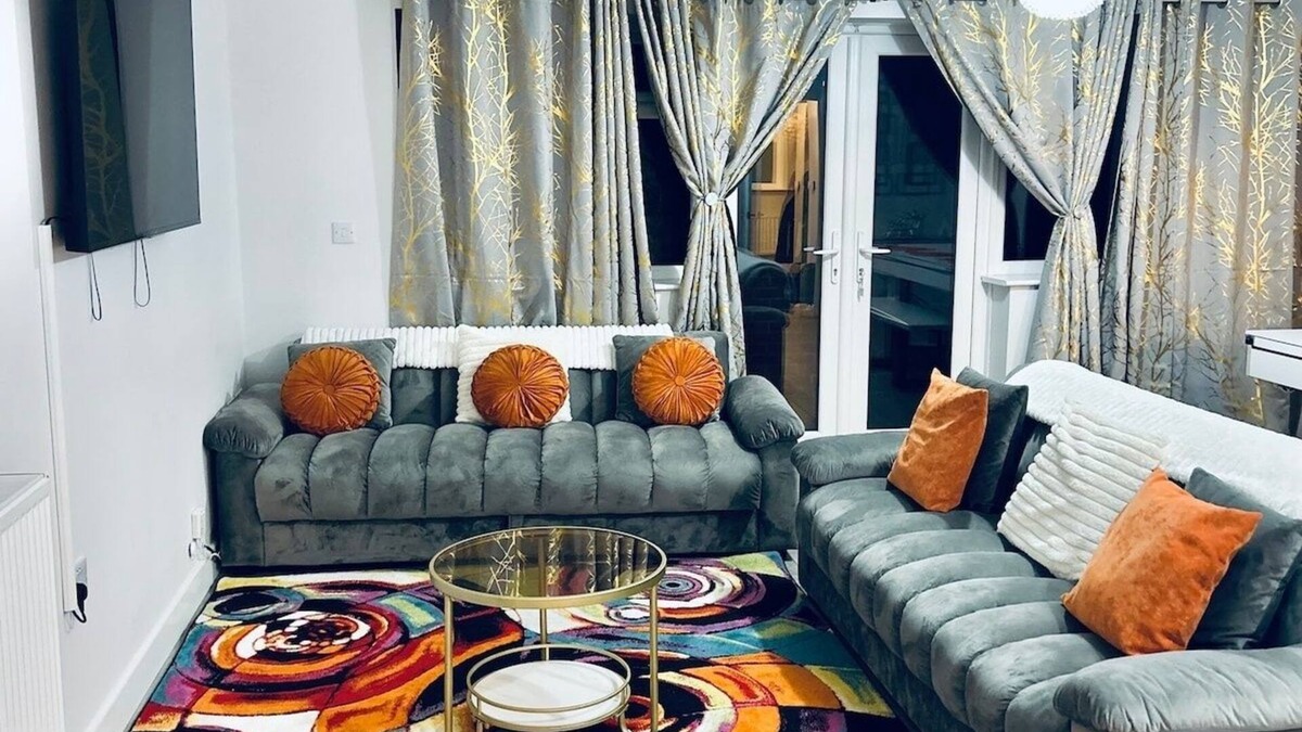 Petham House | Luxury 5BR House, Chartham,Canterbury With Hot Tub