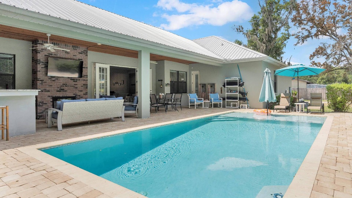 Nichols House | Luxury 5BR Pool Home w/Outdoor Kitchen, Firepit & Pet-Friendly Yard – The Perfect Lakeland Escape!
