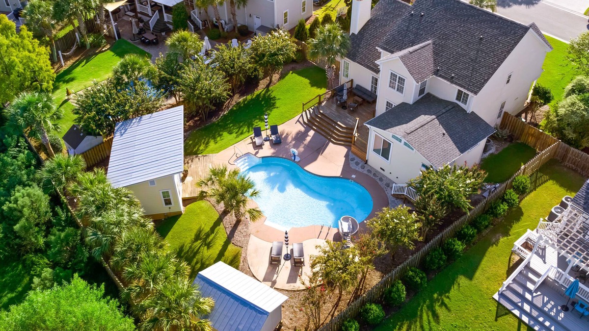 Wilmington House | Luxury 5BR Sleeps 14 Pool Hot Tub 2mi to Beach